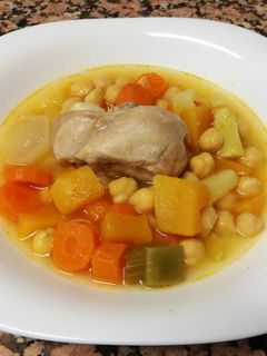 Una foto de Cocido ligero de garbanzos verduras y conejo
