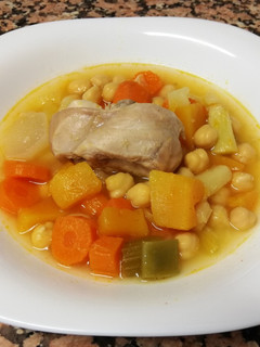 Una foto de Cocido ligero de garbanzos verduras y conejo