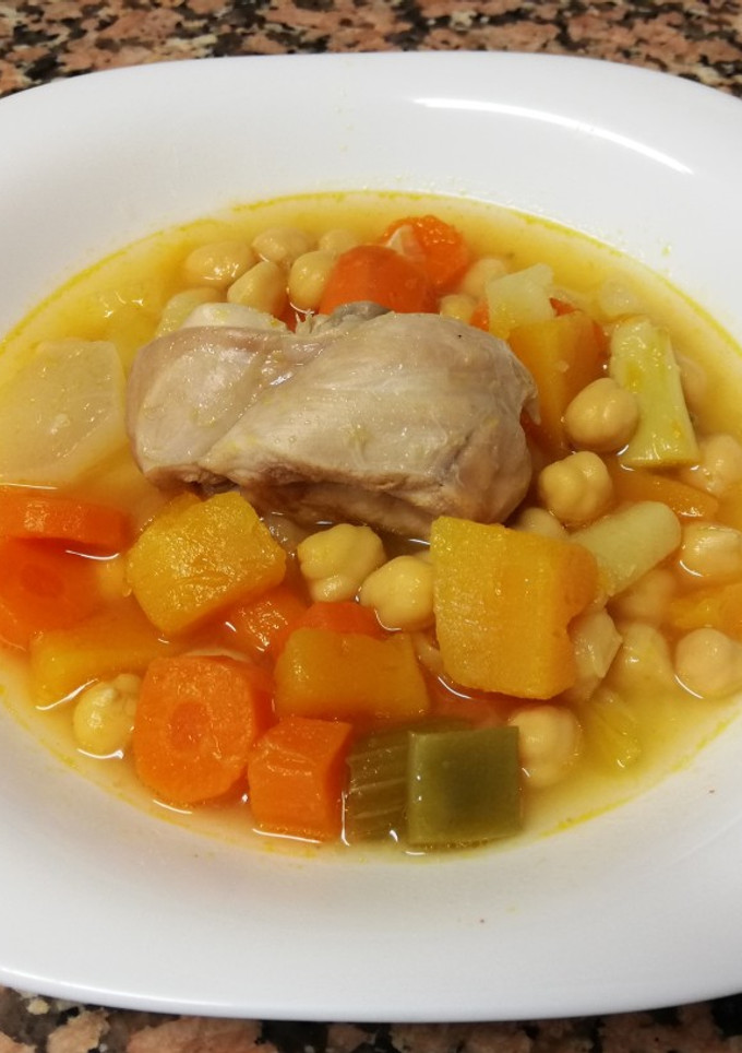 Una foto de Cocido ligero de garbanzos verduras y conejo