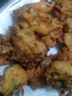 வெங்காய பஜ்ஜி (டீக்கடை ஸ்பெஷல்) (Venkaaya bajji Recipe in Tamil) செய்முறை முக்கிய புகைப்படம்