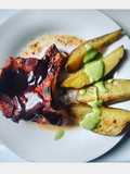 Cerdo con barbecue y papas con salsa verde