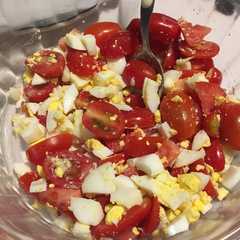 Una foto de Ensalada de cherries y huevo