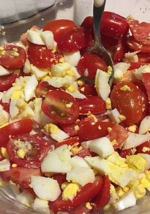 Una foto de Ensalada de cherries y huevo
