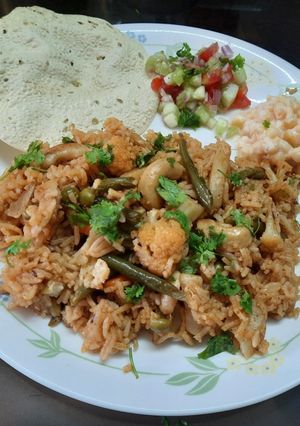मिक्स व्हेज पुलाव (Mix Veg Pulao Recipe In Marathi) रेसिपी चे मुख्य फोटो 