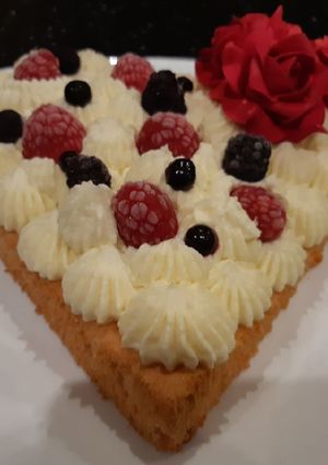 Une photo de Gâteau d amour à la gauche montée au chocolat blanc