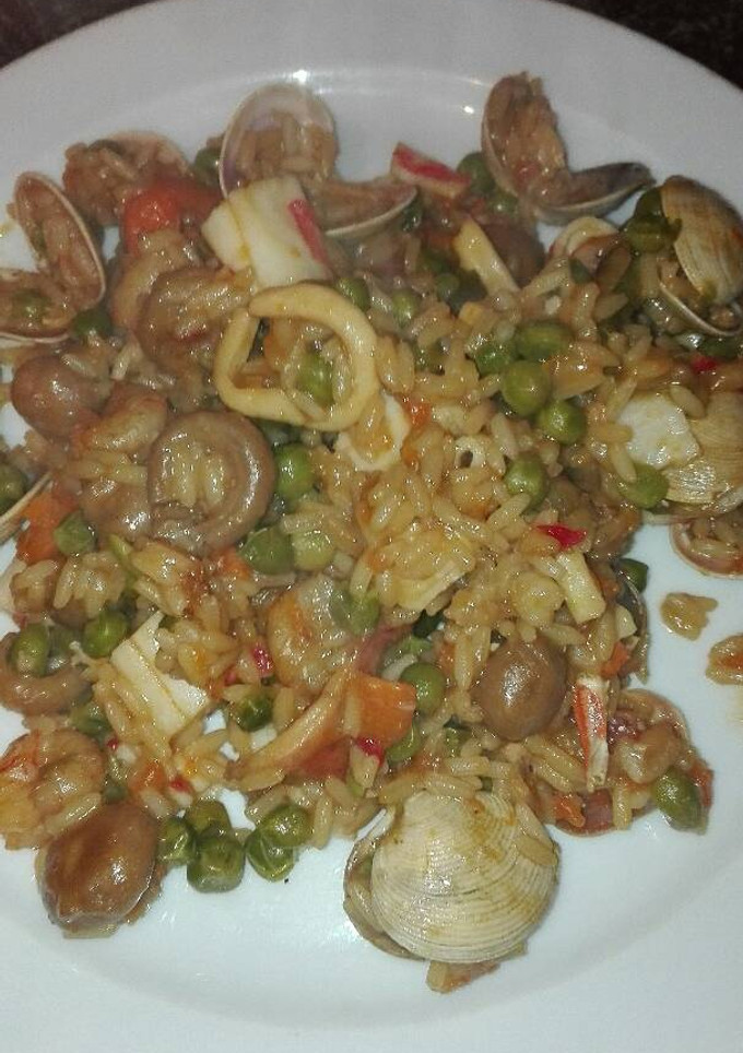 Una foto de Arroz frito con verduras y gambas y almejas con salsa teriyaki a mi manera en la olla GM f