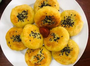 Hình của món Bánh khoai lang chiên phủ vừng đen.