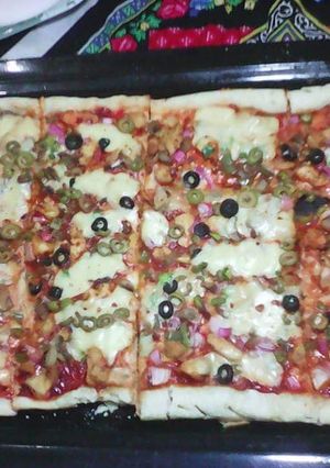 A picture of Chicken cheese feast pizza.