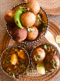 बनारसी गोल कचौड़ी काले चने आलू की सब्ज़ी(bnarsi gol kachori kale chane ki sabzi recipe in hindi) रेसिपी मुख्य फोटो