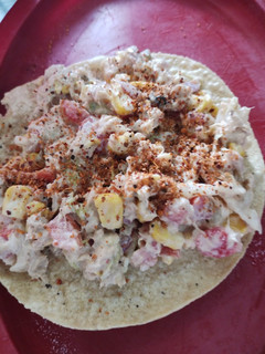 Una foto de Atún con lechuga y crema mmm