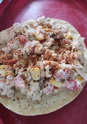 Una foto de Atún con lechuga y crema mmm