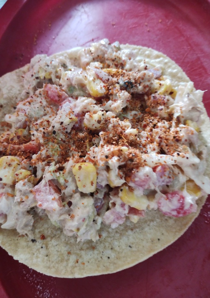 Una foto de Atún con lechuga y crema mmm