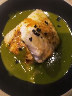 Una foto de Supremas de merluza a la plancha con muselina de espinacas