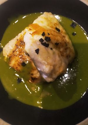 Una foto de Supremas de merluza a la plancha con muselina de espinacas