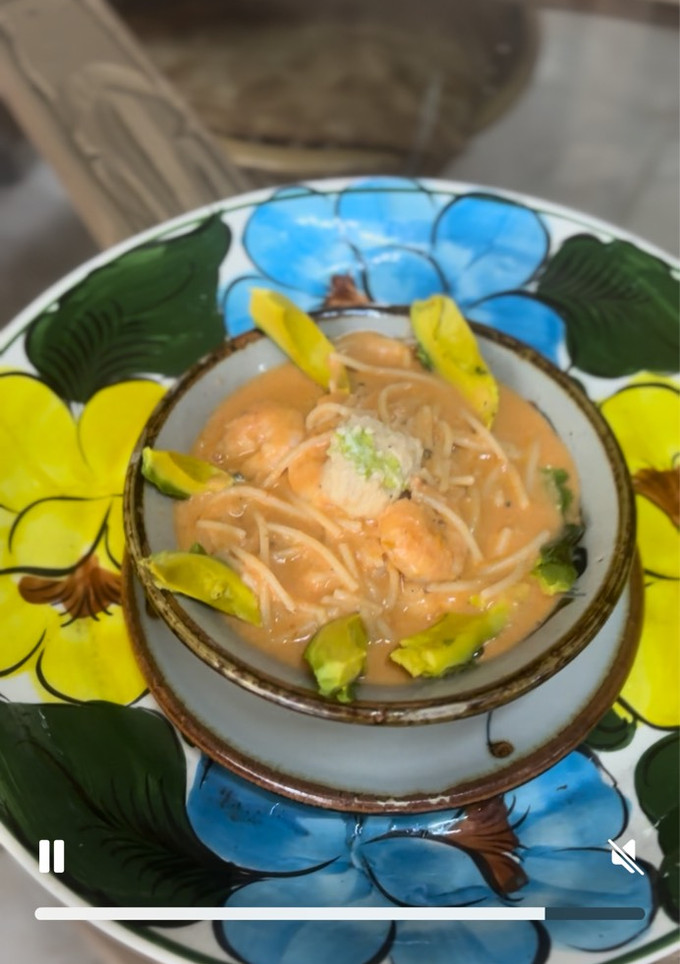 Una foto de *ESPAGUETI CREMOSO DE CAMARONES CON SALSA DE JITOMATE*