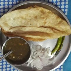 A picture of Bhature.