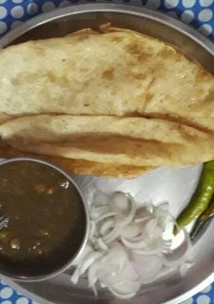 A picture of Bhature.