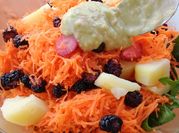 Una foto de ensalada de moras