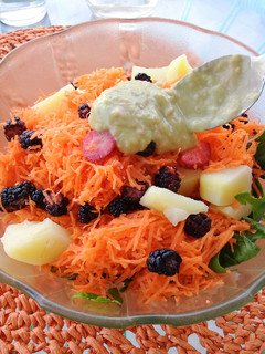 Una foto de Ensalada tibia de Zanahoria y Moras con Guacamole 🍇🌿