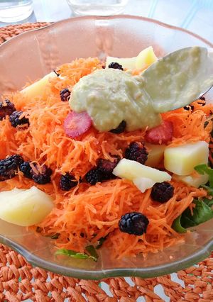 Una foto de Ensalada tibia de Zanahoria y Moras con Guacamole 🍇🌿