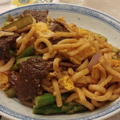 A picture of 黑椒牛肉炒烏冬 (Black Pepper Beef Udon).