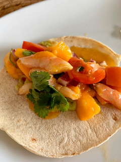 Una foto de Tacos de langostinos y mango
