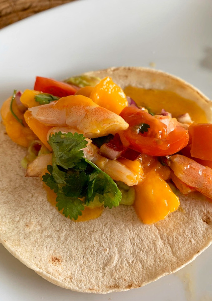Una foto de Tacos de langostinos y mango