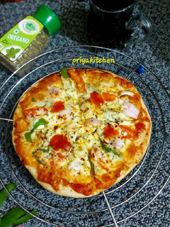 चीज़ पिज़्ज़ा इन माइक्रोवेव (Cheese pizza in microwave recipe in Hindi) रेसिपी मुख्य फोटो