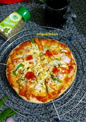 चीज़ पिज़्ज़ा इन माइक्रोवेव (Cheese pizza in microwave recipe in Hindi) रेसिपी मुख्य फोटो
