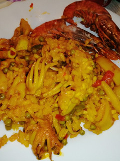 Una foto de Paella de marisco