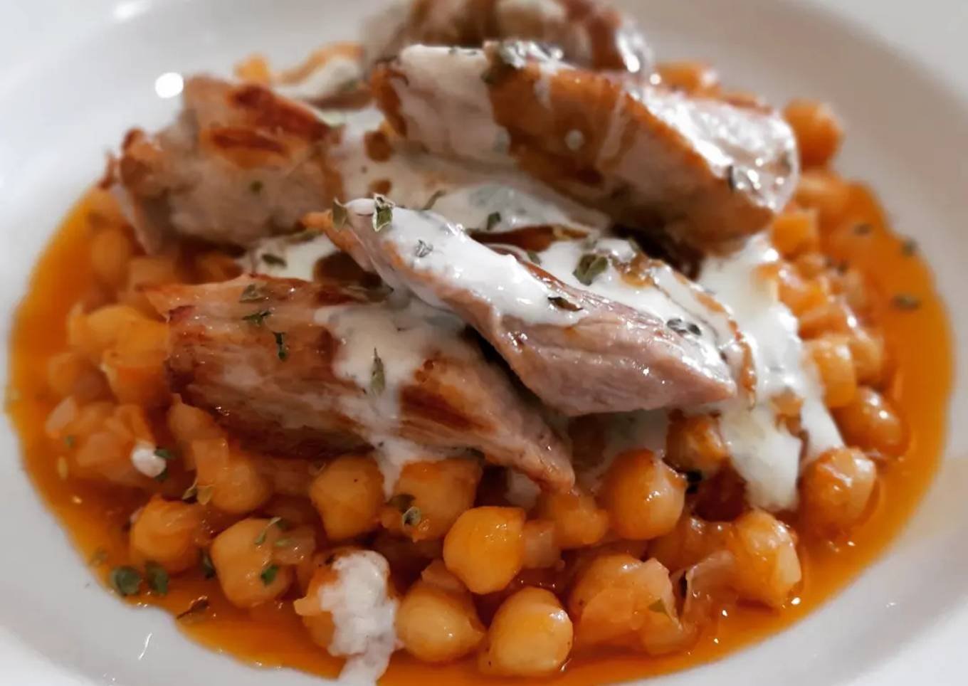 Garbanzos con secreto ibérico y salsa de gorgonzola picante