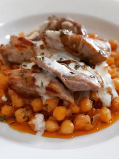Una foto de Garbanzos con secreto ibérico y salsa de gorgonzola picante