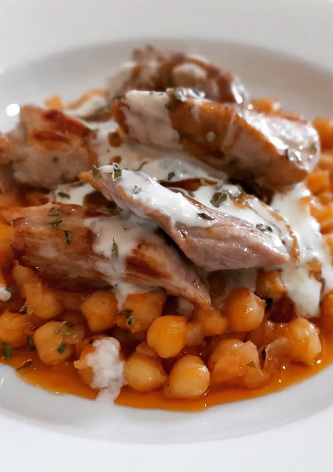 Una foto de Garbanzos con secreto ibérico y salsa de gorgonzola picante