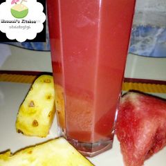 A picture of Watermelon and pineapple juice.
