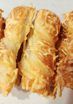 A picture of Cheese Puff Pastry Twists.