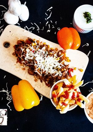 A picture of Chicken Fajita with guacamole sauce.