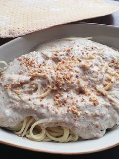 Una foto de Espaguetis con salsa de almendras, puerro y champiñones 🍝
