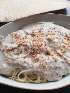Una foto de Espaguetis con salsa de almendras, puerro y champiñones 🍝