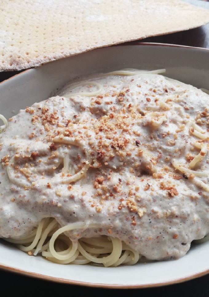 Una foto de Espaguetis con salsa de almendras, puerro y champiñones 🍝