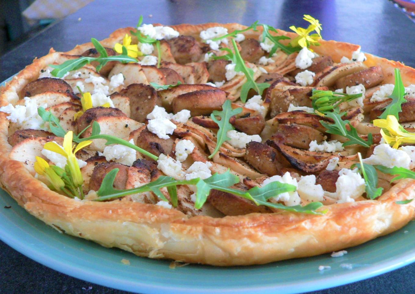 Tarte aux pommes boudin blanc fromage de chèvre et roquette