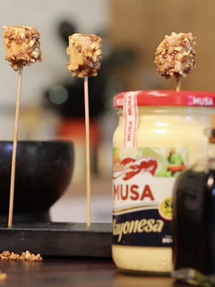 Una foto de Pops de pollo garrapiñados con salsa Teriyaki y MUSA