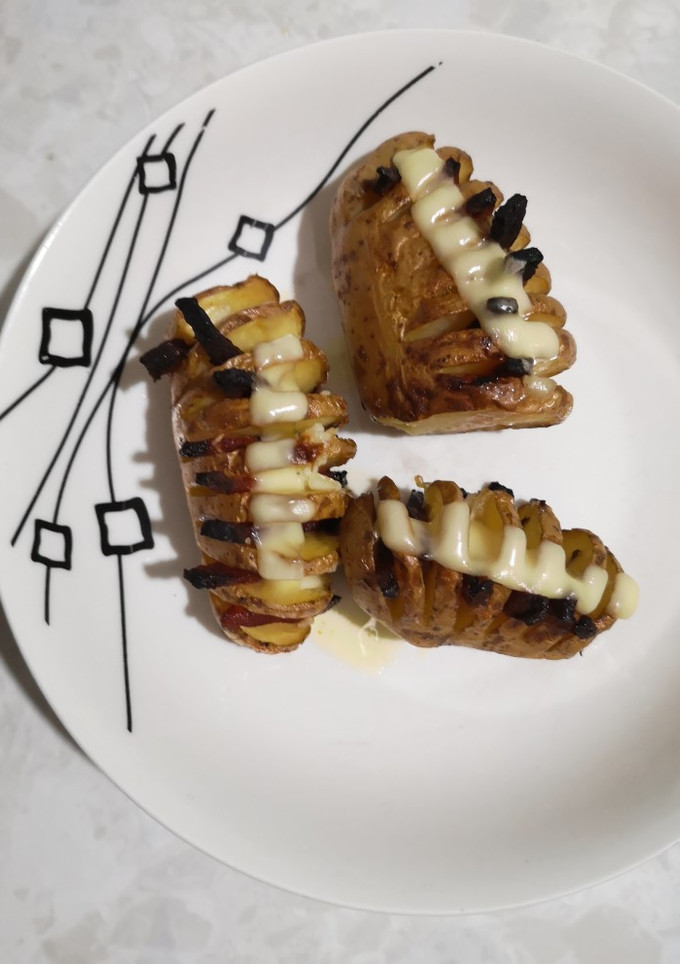 Una foto de Papas asadas con chorizo y queso