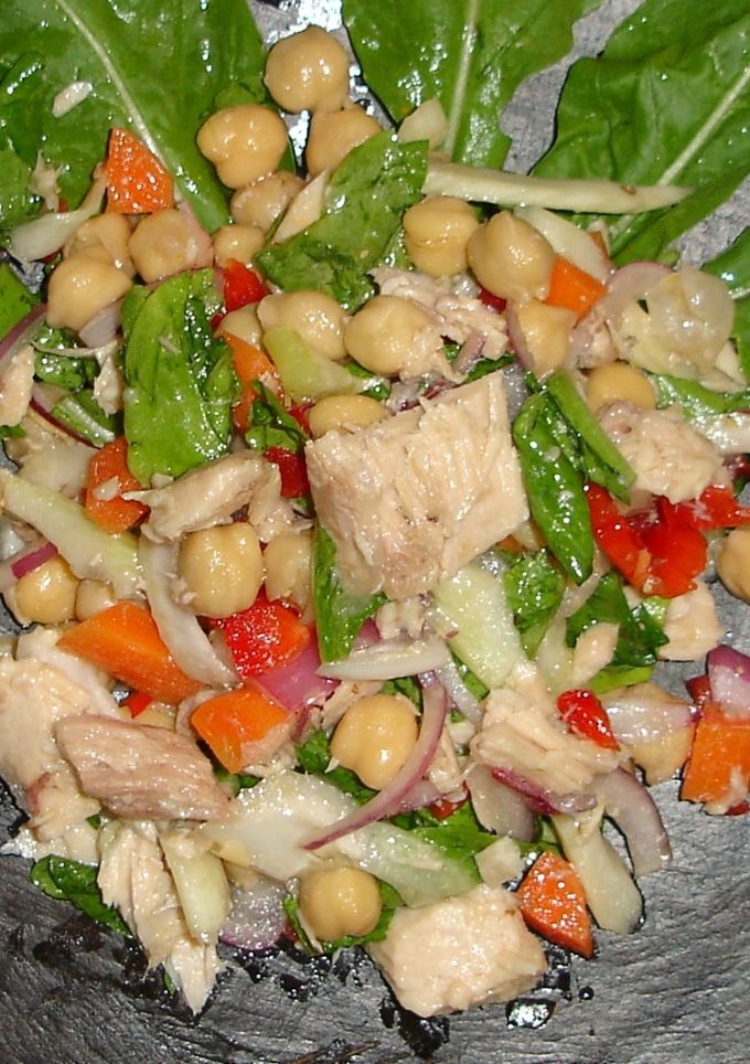Una foto de ENSALADA DE GARBANZOS CON ALBACORA. JON STYLE