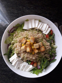 Una foto de Ensalada variada de quinoa y vinagreta verde