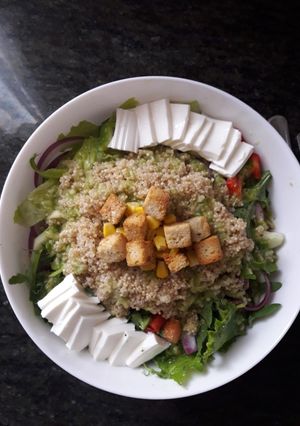Foto principal de Ensalada variada de quinoa y vinagreta verde