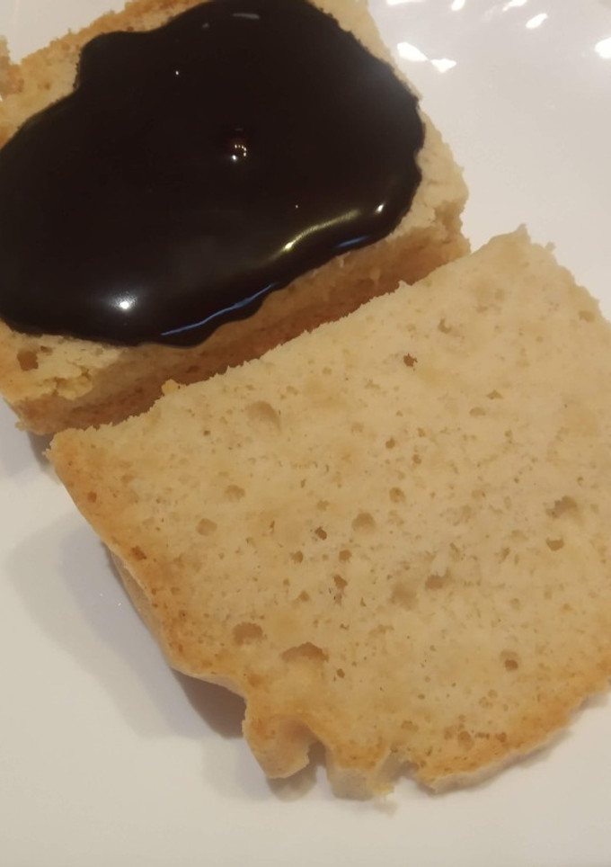 Una foto de Bizcocho de claras con siropes de chocolate o de fresas