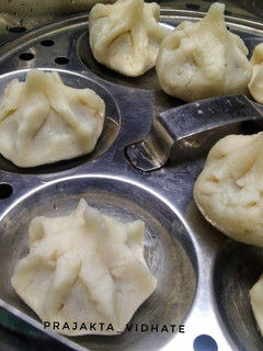 उकडीचे मोदक (Ukdiche modak recipe in Marathi) रेसिपी चे मुख्य फोटो