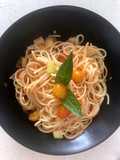 Spaghetti con tomates, zapallito y albahaca