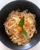 Spaghetti con tomates, zapallito y albahaca