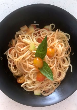 Una foto de Spaghetti con tomates, zapallito y albahaca